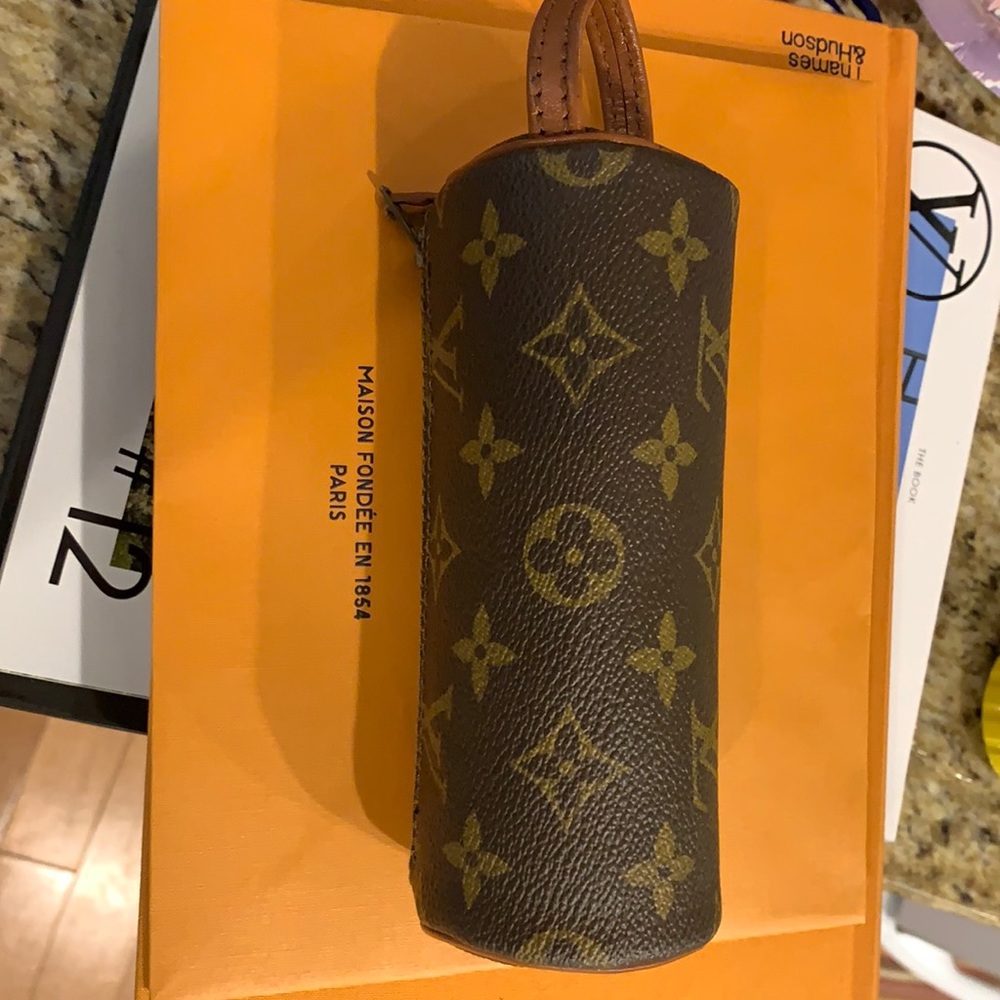 🎊 Closet closing! Authentic Louis Vuitton, small pallion